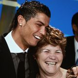 2008 gewann er erstmals den Ballon d'Or, die Auszeichnung als bester Fußballer des Planeten und feierte das mit seiner Mutter Maria Dolores dos Santos Aveiro. Sein Vater José Diniz Aveiro war 2005 gestorben