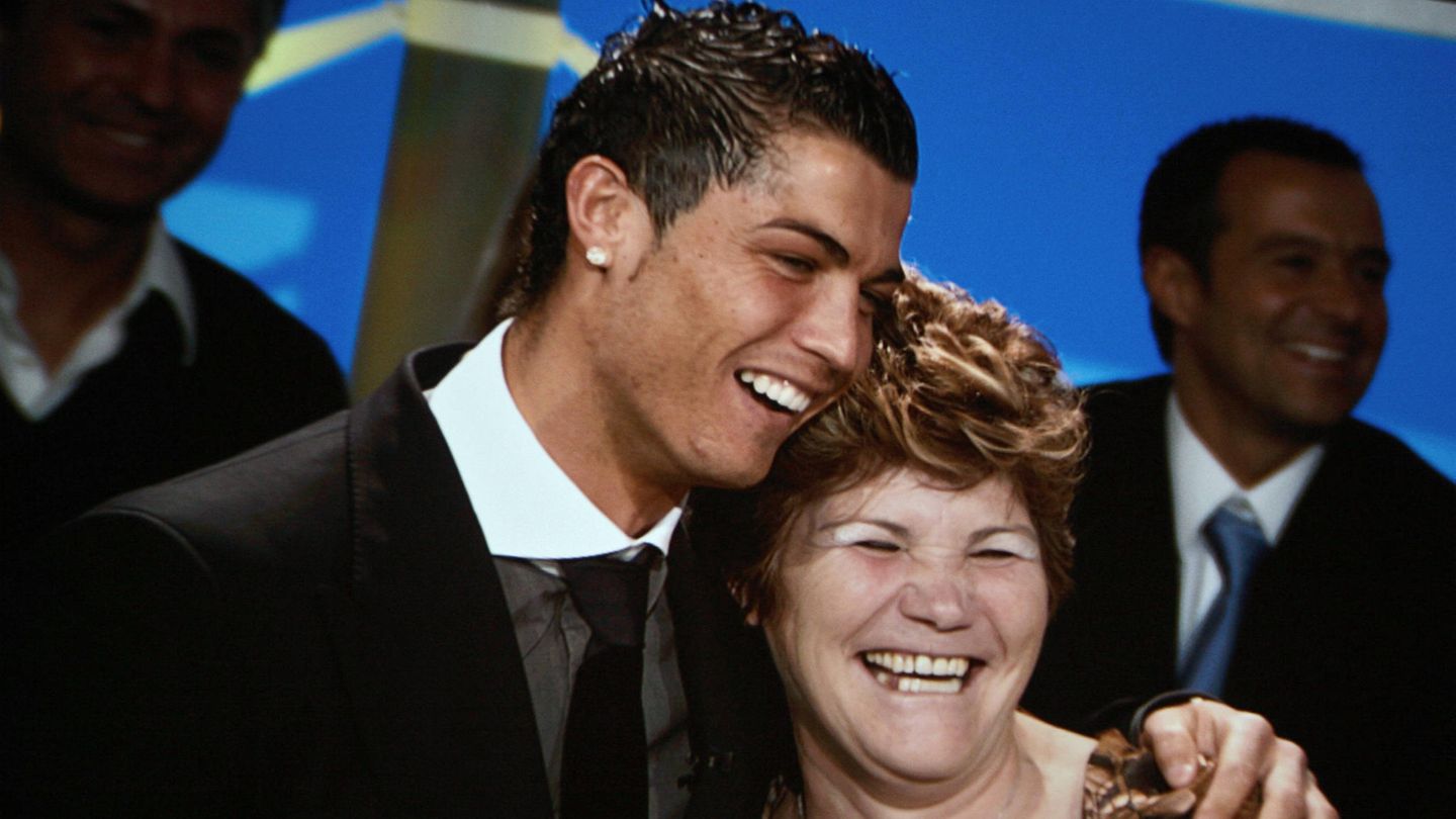 2008 gewann er erstmals den Ballon d'Or, die Auszeichnung als bester Fußballer des Planeten und feierte das mit seiner Mutter Maria Dolores dos Santos Aveiro. Sein Vater José Diniz Aveiro war 2005 gestorben
