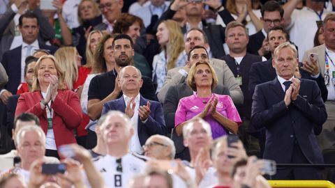 Menschen stehen bei der EM im Stadion auf der Tribüne und klatschen