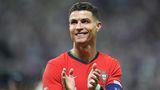 Cristiano Ronaldo applaudiert im Portugal-Trikot den Fans