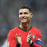 Cristiano Ronaldo applaudiert im Portugal-Trikot den Fans