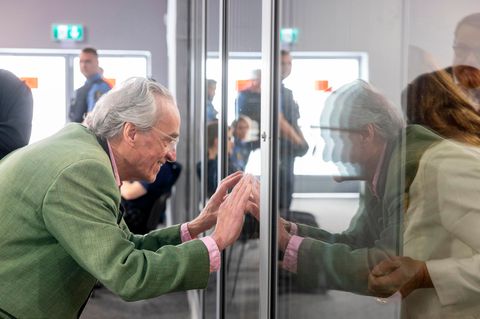 Durch eine Scheibe blickt Heinrich XIII. Prinz Reuß ins Publikum – und sieht seine Familie. 