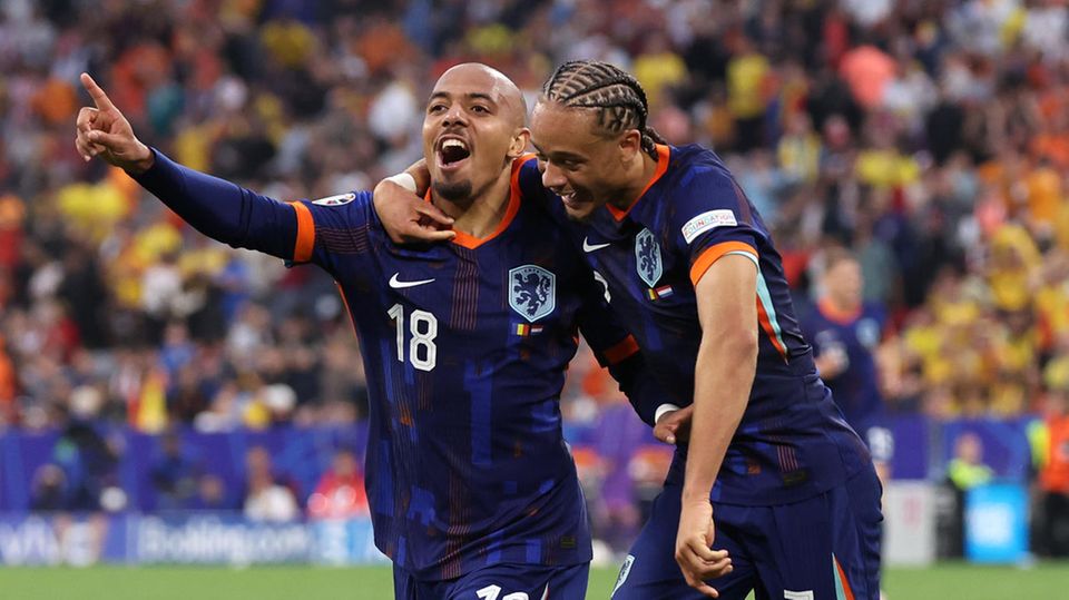 Donyell Malen (l.) celebrates with Xavi Simons after his second goal against the Romanians