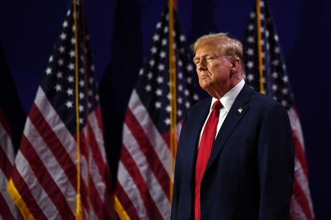 Donald Trump vor USA-Flaggen