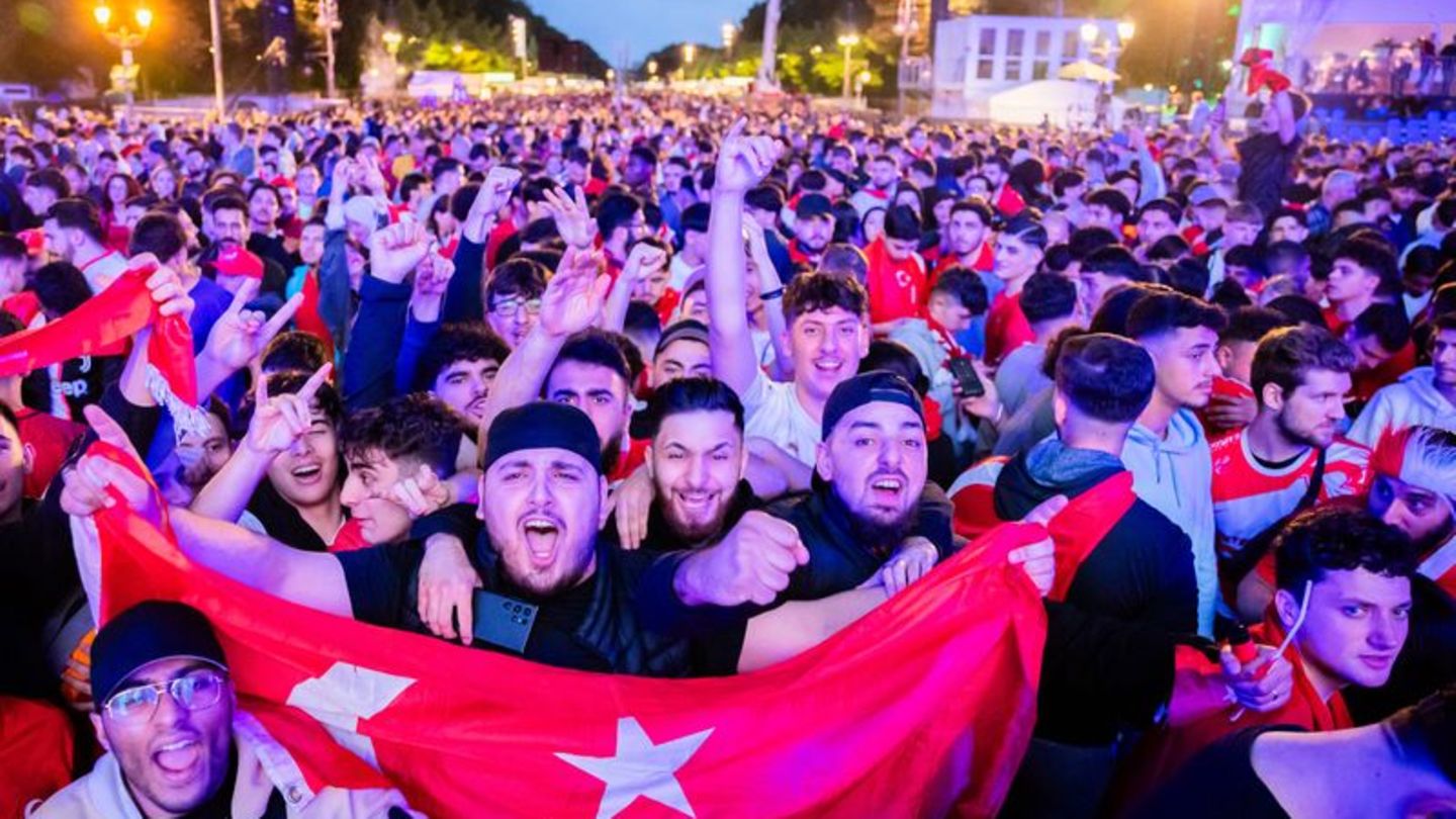Fußball-EM: Autokorso am Ku'damm - Türkische Fans feiern
