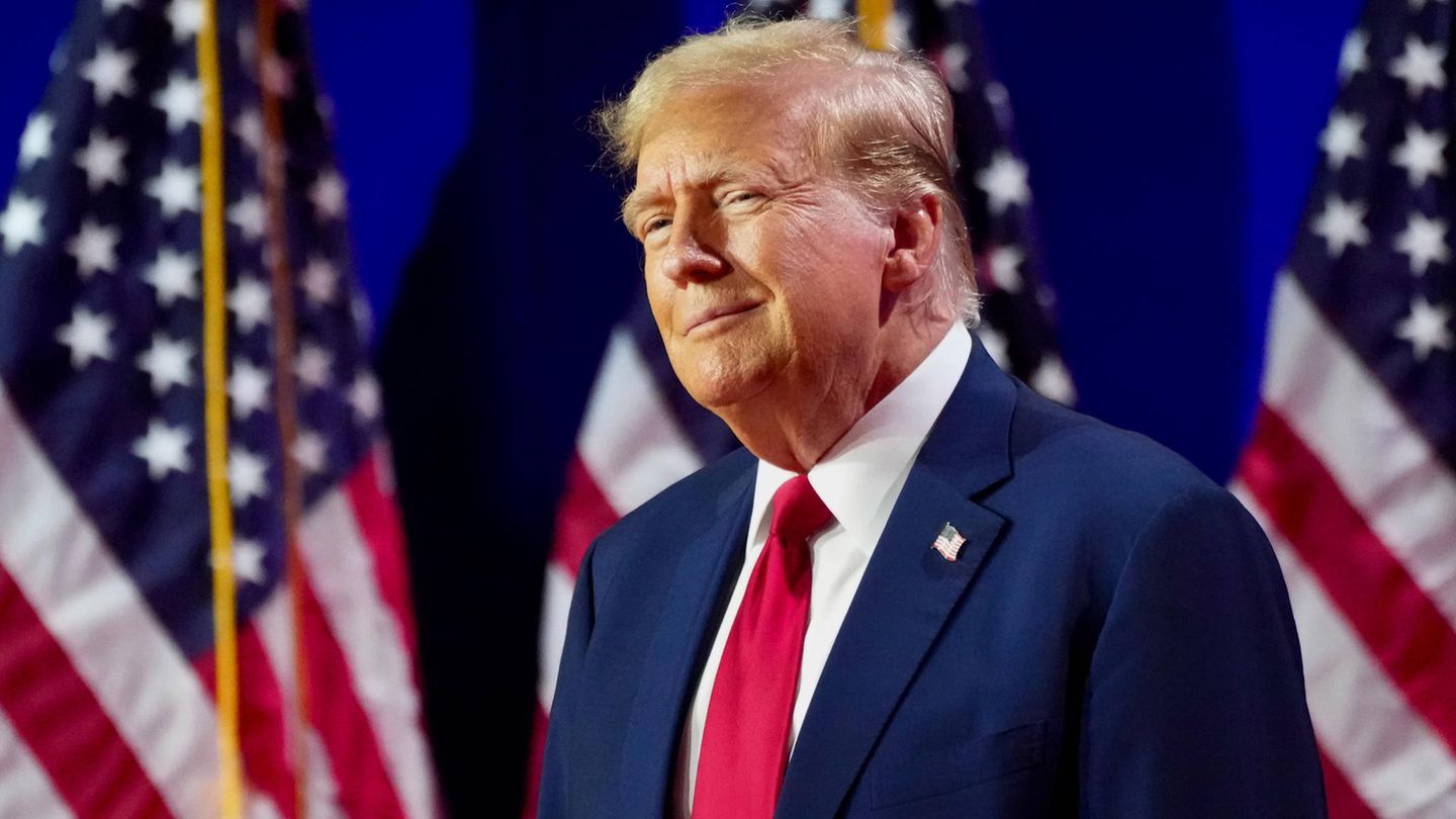 Donald Trump schaut siegesgewiss Donald Trump schaut siegesgewiss