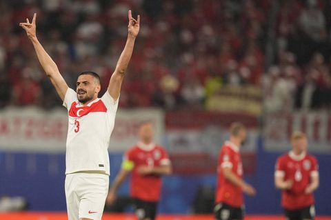 Türkei gegen Österreich: Merih Demiral zeigt mit beiden Händen den Wolfsgruß