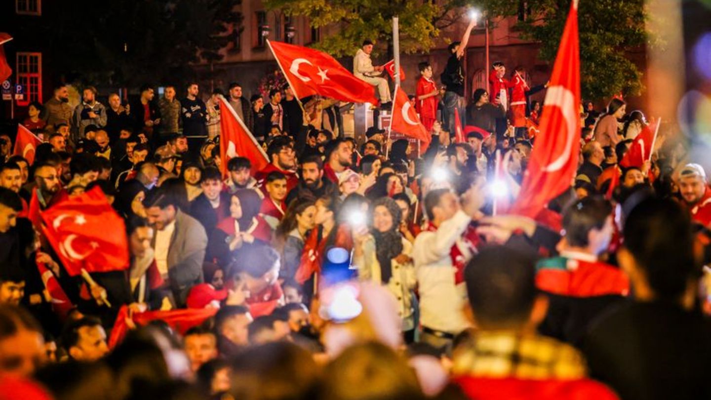 Fußball-EM: Sieg der Türken: 8000 Fans feiern in Duisburg