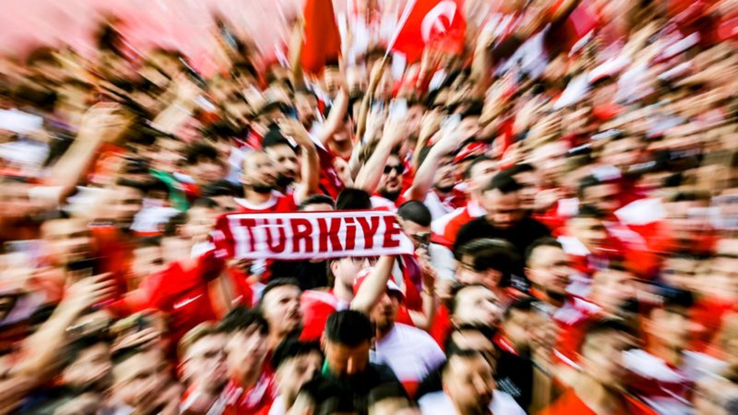 Fußball-EM: Autokorsos und Hupkonzerte: Türkei-Fans feiern Sieg