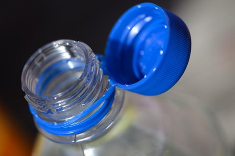 Angebundener Plastikdeckel