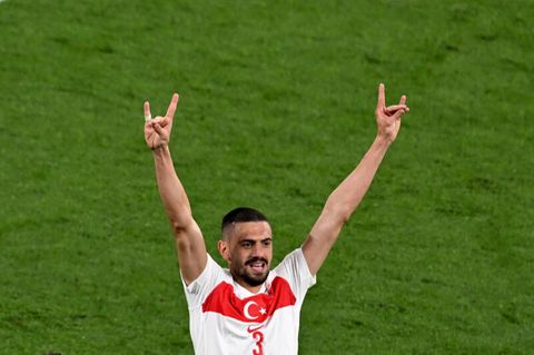 Merih Demiral jubelt mit dem Wolfsgruß