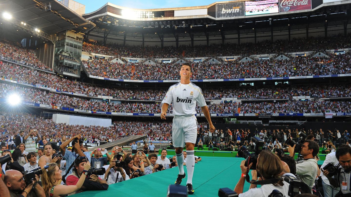 Auch wenn die Zeit bei Manchester United für Ronaldo eine äußerst erfolgreiche war, sollte er erst nach seinem Wechsel zu Real Madrid im Jahr 2009 (hier bei seiner Vorstellung) in den absoluten Fußball-Olymp aufsteigen