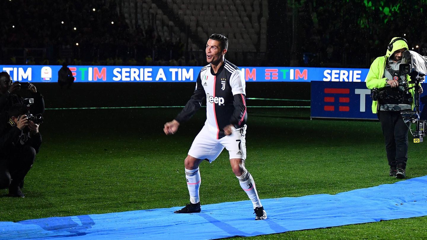 2018 wechselte Ronaldo für die enorme Summe von 117 Millionen Euro von Madrid nach Italien zu Juventus Turin. Trotz diverser Auszeichnungen als Spieler der Saison in der italienischen Liga, zwei Meisterschaften und einer Torjäger-Kanone ging es sportlich allerdings langsam bergab