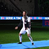 2018 wechselte Ronaldo für die enorme Summe von 117 Millionen Euro von Madrid nach Italien zu Juventus Turin. Trotz diverser Auszeichnungen als Spieler der Saison in der italienischen Liga, zwei Meisterschaften und einer Torjäger-Kanone ging es sportlich allerdings langsam bergab