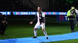2018 wechselte Ronaldo für die enorme Summe von 117 Millionen Euro von Madrid nach Italien zu Juventus Turin. Trotz diverser Auszeichnungen als Spieler der Saison in der italienischen Liga, zwei Meisterschaften und einer Torjäger-Kanone ging es sportlich allerdings langsam bergab