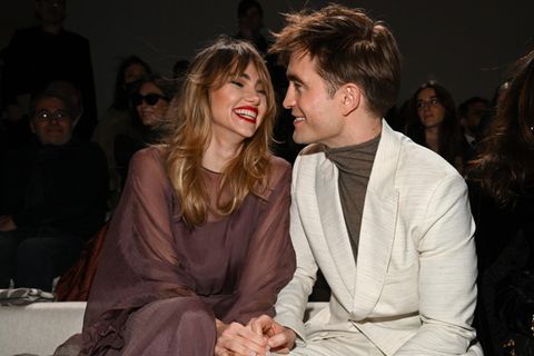 Suki Waterhouse und Robert Pattinson lachen gemeinsam