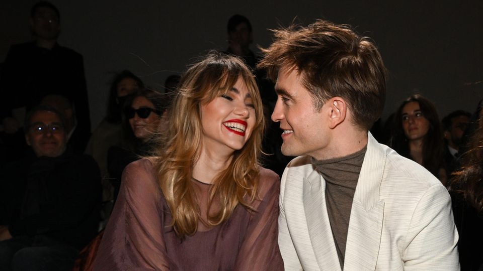 Suki Waterhouse und Robert Pattinson lachen gemeinsam