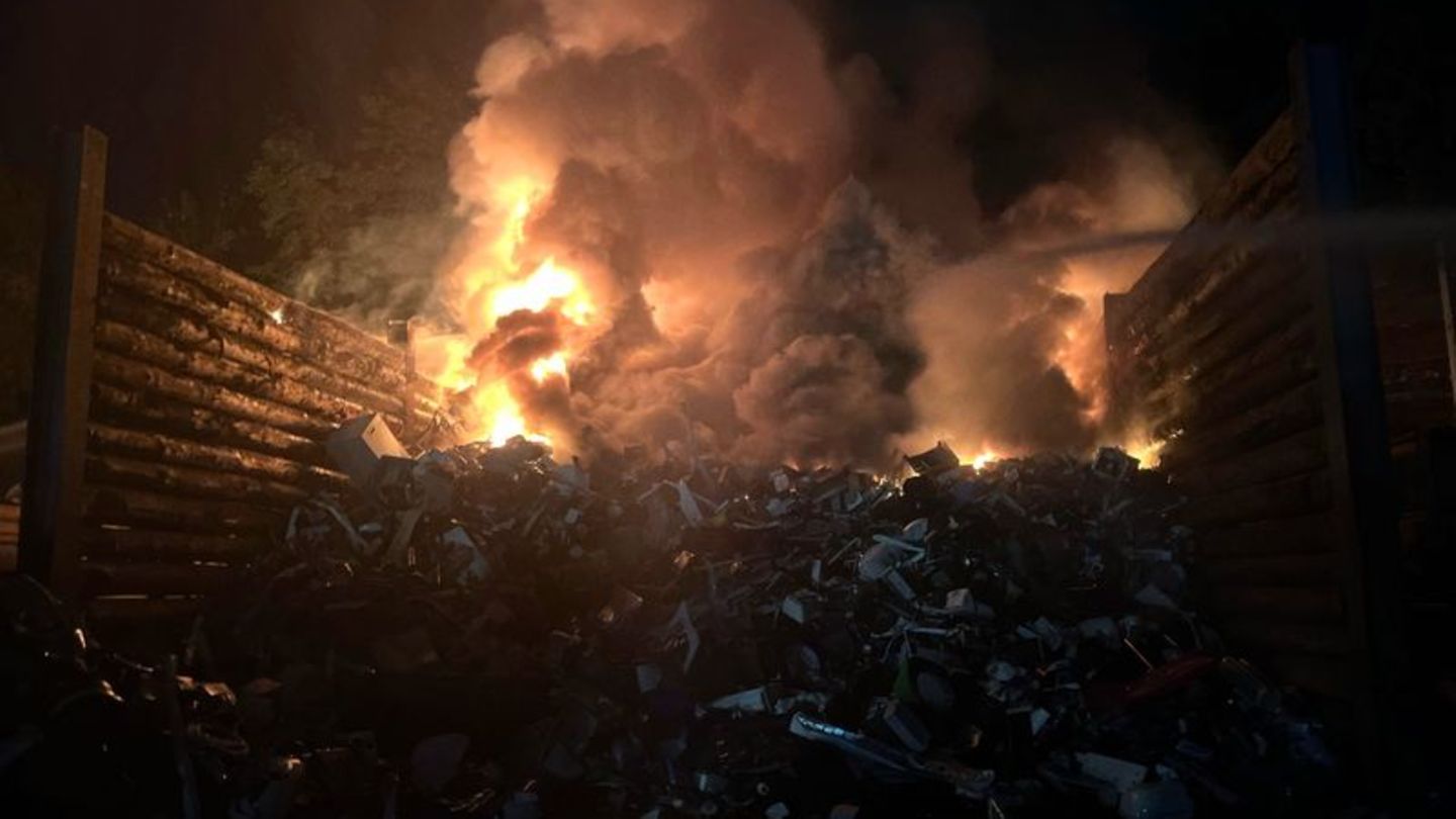 Kanton Aargau: Brand auf Recyclinghof in der Schweiz - meterhohe Flammen