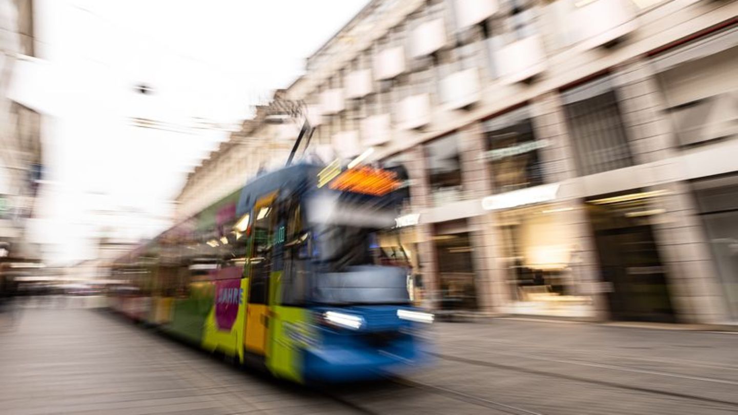 Kassel: Mann von Straßenbahn erfasst und tödlich verletzt