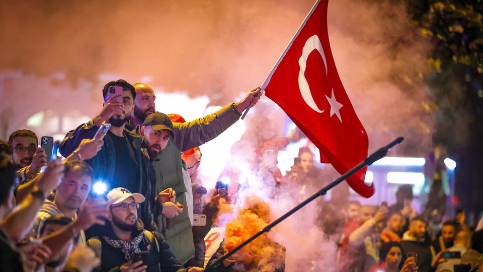 Tausende türkische Fans feiern nach dem Sieg der Türkei auf der Hamburger Reeperbahn den Einzug ins Viertelfinale
