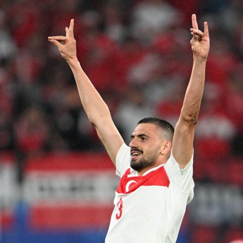 Merih Demiral zeigt den Wolfsgruß