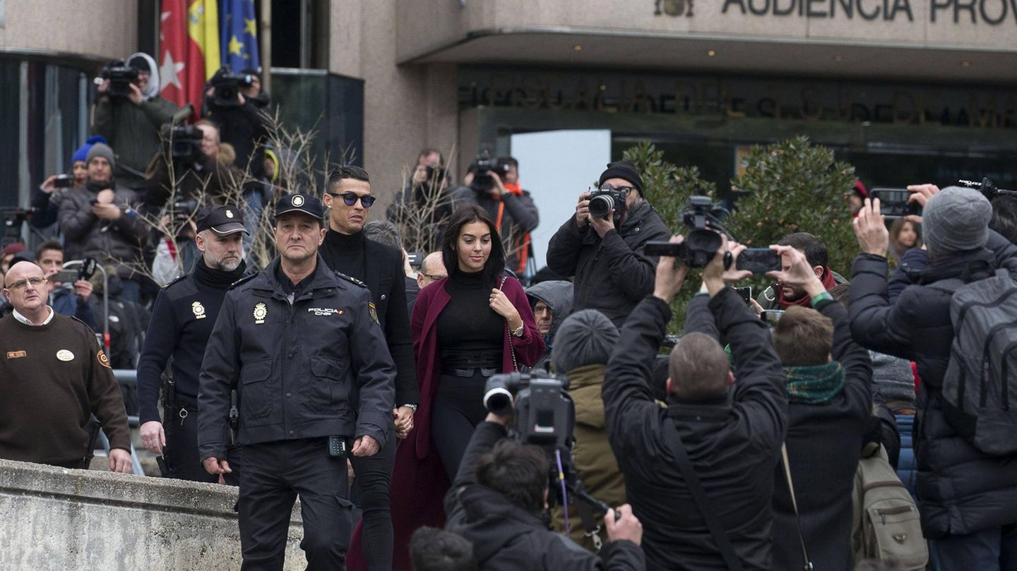 Gegen Ende seiner Zeit bei Real Madrid wurde Ronaldo (hier mit seiner Partnerin Georgina Rodriguez) wegen Steuerhinterziehung von der spanischen Justiz verurteilt. Er musste einen Millionenbetrag zahlen und bekam eine zweijährige Bewährungsstrafe aufgebrummt