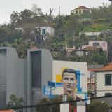Aufgewachsen ist Cristiano Ronaldo dos Santos Aveiro in der hügeligen Hauptstadt Madeiras, Funchal. Dort ist man so stolz auf CR7, dass man den örtlichen Flughafen nach ihm benannt hat. Auch ein CR7-Museum gibt es dort