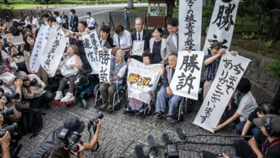 Opfer protestierten vor dem Gericht in Tokio