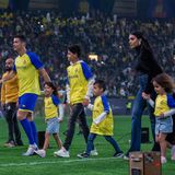 Auch in seinem Privatleben ist viel los: Ronaldo ist Vater von fünf Kindern. Sein ältester Sohn stammt Gerüchten zufolge von einer Leihmutter, genau wie seine Zwillingskinder. Zusammen mit dem Model Georgina Rodriguez hat er zwei weitere Sprösslinge