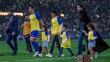 Auch in seinem Privatleben ist viel los: Ronaldo ist Vater von fünf Kindern. Sein ältester Sohn stammt Gerüchten zufolge von einer Leihmutter, genau wie seine Zwillingskinder. Zusammen mit dem Model Georgina Rodriguez hat er zwei weitere Sprösslinge
