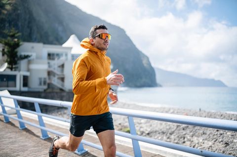 Sonnenschutz beim Joggen: Läufer mit Sonnebrille