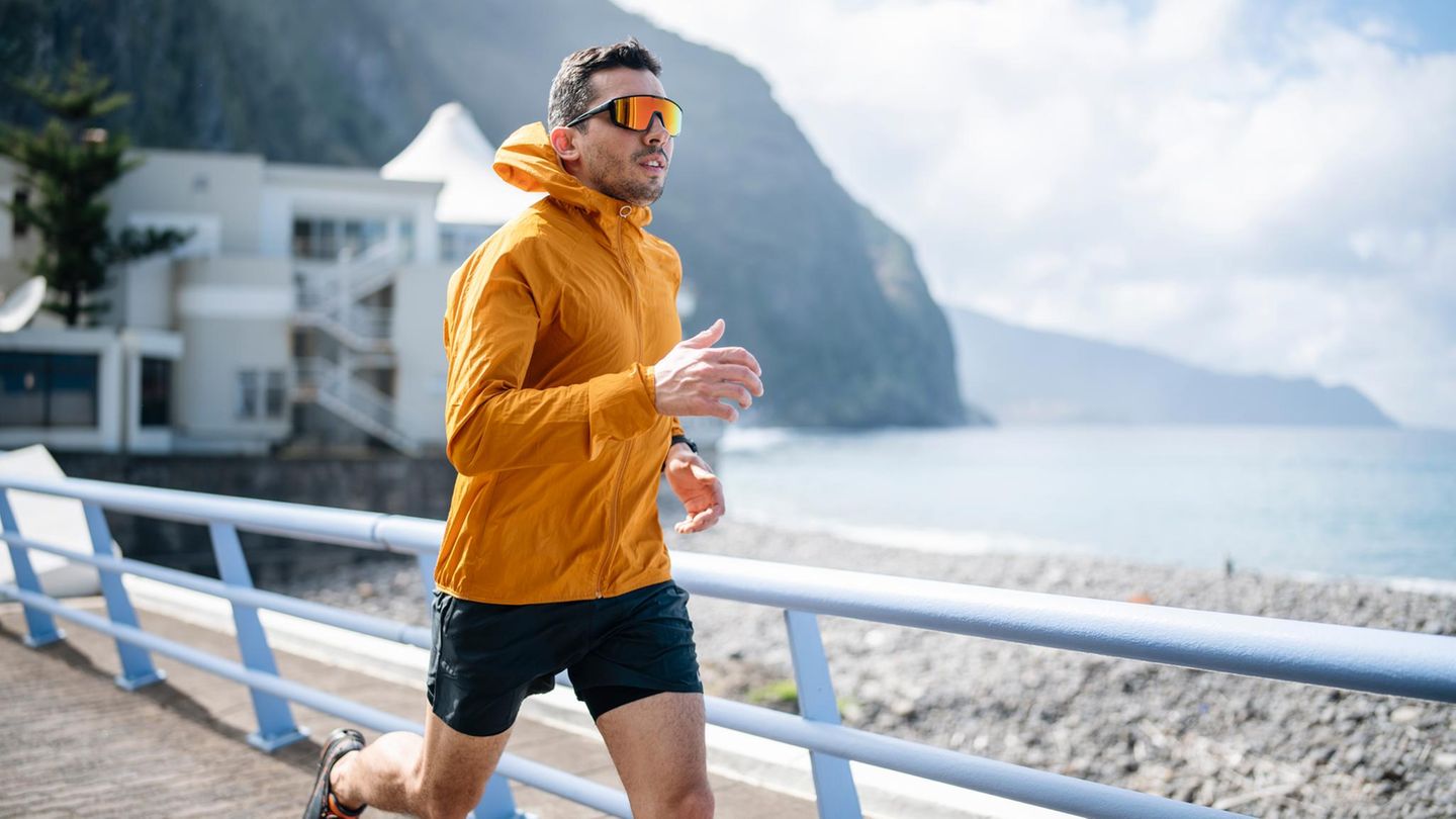 Sun protection when jogging: Why runners should wear black in summer