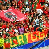 Video zeigt, wie Ordner in Frankfurt Fan zusammenschlagen