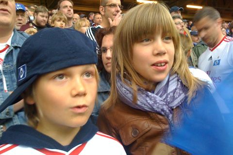 Bruder und Schwester schauen ein Fußballspiel, wie sie es auch heute während der EM tun könnten