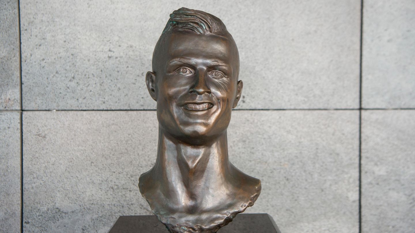 Auch wenn sich Ronaldos Karriere langsam dem Ende neigt – auf eine Sache können sich die Menschen verlassen. Am Flughafen Funchal werden sie weiterhin von dieser unvorteilhaften Büste des Fußballers empfangen