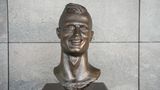 Auch wenn sich Ronaldos Karriere langsam dem Ende neigt – auf eine Sache können sich die Menschen verlassen. Am Flughafen Funchal werden sie weiterhin von dieser unvorteilhaften Büste des Fußballers empfangen