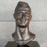 Auch wenn sich Ronaldos Karriere langsam dem Ende neigt – auf eine Sache können sich die Menschen verlassen. Am Flughafen Funchal werden sie weiterhin von dieser unvorteilhaften Büste des Fußballers empfangen