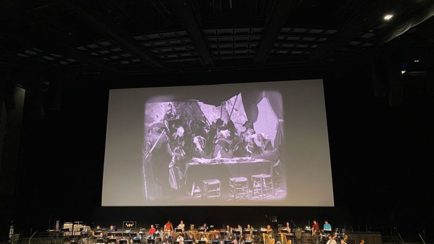 Mammut-Filmkonzert: Deutscher Dirigent führt legendäres Napoleon-Filmkonzert auf