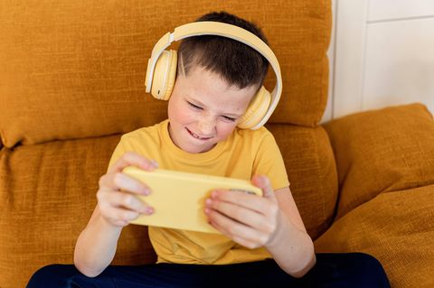 Kinder mit Handy in der Hand