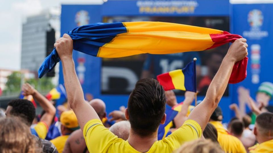 Rumänische Fans feiern auf der Fanzone. Foto: Andreas Arnold/dpa