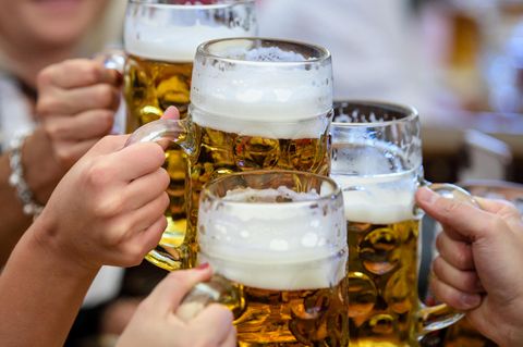 Vier Maßkrüge auf dem Oktoberfest