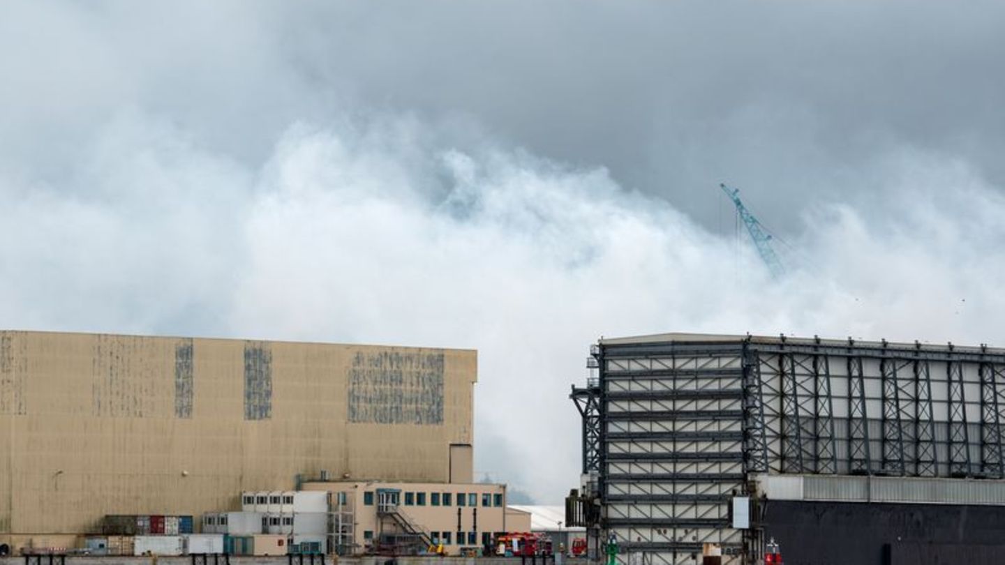 Feuerwehreinsatz: Ermittlungen nach Großfeuer auf Luxusjacht-Werft