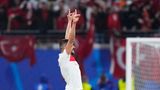 Der Türke Merih Demiral hat im EM-Achtelfinale Türkei gegen Österreich am Dienstagabend den sogenannten Wolfsgruß gezeigt – das Erkennungszeichen der in der Türkei gegründeten rechtsextremistischen Bewegung der "Grauen Wölfe". Nun hat die Uefa ein Untersuchungsverfahren gestartet. Sollte Demiral bestraft werden, könnten ihm Folgen für das anstehende Viertelfinale gegen die Niederlande drohen. Das türkische Außenministerium verurteilte die Untersuchung. Nicht jede Person, die das Zeichen zeige, könne als rechtsextrem bezeichnet werden. Der Gruß sei in Deutschland zudem nicht verboten. Als "Graue Wölfe" werden die Anhänger der rechtsextremistischen "Ülkücü-Bewegung" bezeichnet, die in Deutschland vom Verfassungsschutz beobachtet wird.