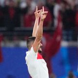 Der Türke Merih Demiral hat im EM-Achtelfinale Türkei gegen Österreich am Dienstagabend den sogenannten Wolfsgruß gezeigt – das Erkennungszeichen der in der Türkei gegründeten rechtsextremistischen Bewegung der "Grauen Wölfe". Nun hat die Uefa ein Untersuchungsverfahren gestartet. Sollte Demiral bestraft werden, könnten ihm Folgen für das anstehende Viertelfinale gegen die Niederlande drohen. Das türkische Außenministerium verurteilte die Untersuchung. Nicht jede Person, die das Zeichen zeige, könne als rechtsextrem bezeichnet werden. Der Gruß sei in Deutschland zudem nicht verboten. Als "Graue Wölfe" werden die Anhänger der rechtsextremistischen "Ülkücü-Bewegung" bezeichnet, die in Deutschland vom Verfassungsschutz beobachtet wird.