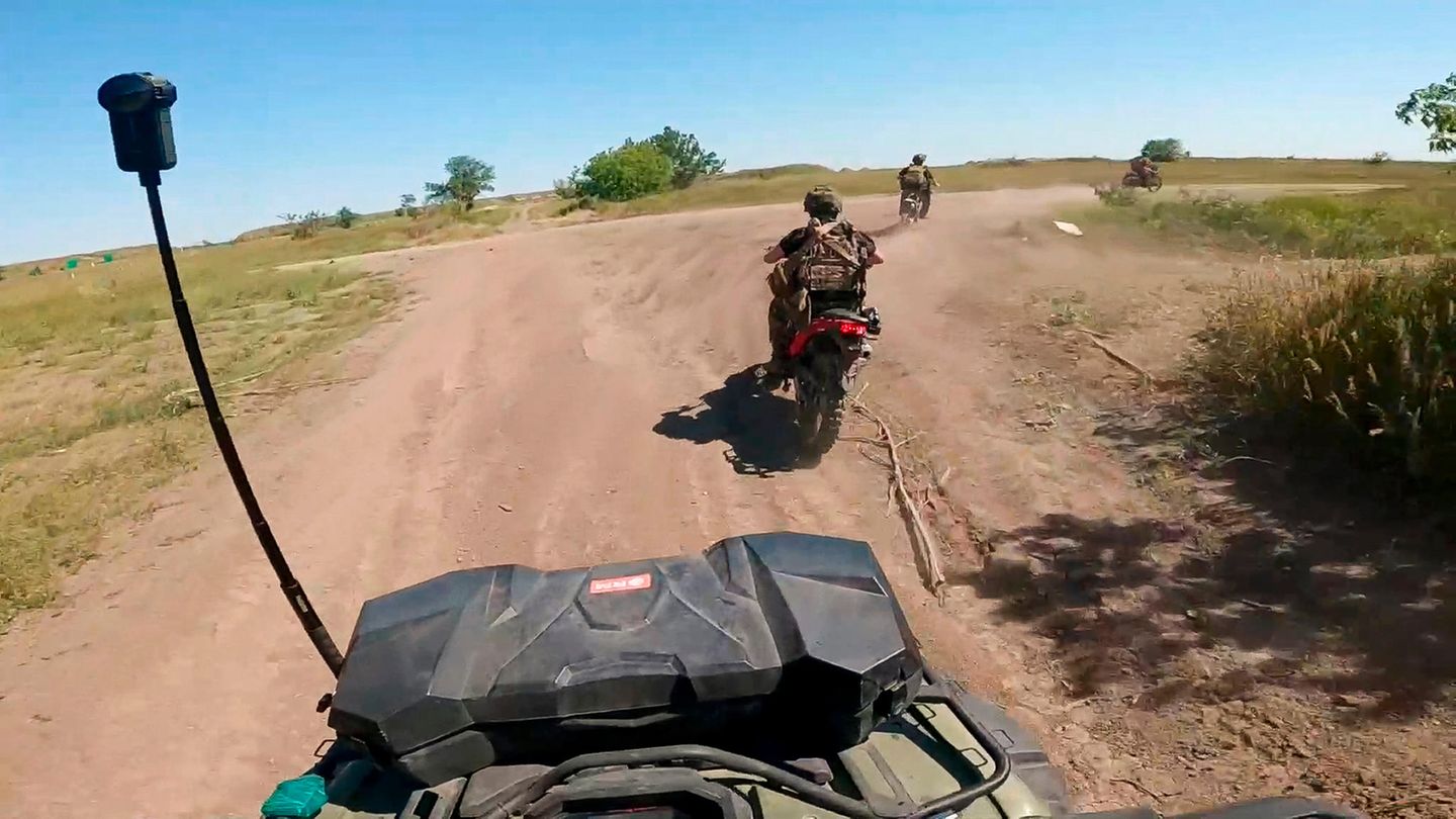Russische Sturmtruppen in der Ukraine - Quads und Enduros bieten keinen Schutz, sind aber schnell