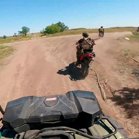 Russische Sturmtruppen in der Ukraine - Quads und Enduros bieten keinen Schutz, sind aber schnell