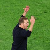 Julian Nagelsmann gestikuliert auf dem Platz