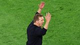Julian Nagelsmann gestikuliert auf dem Platz