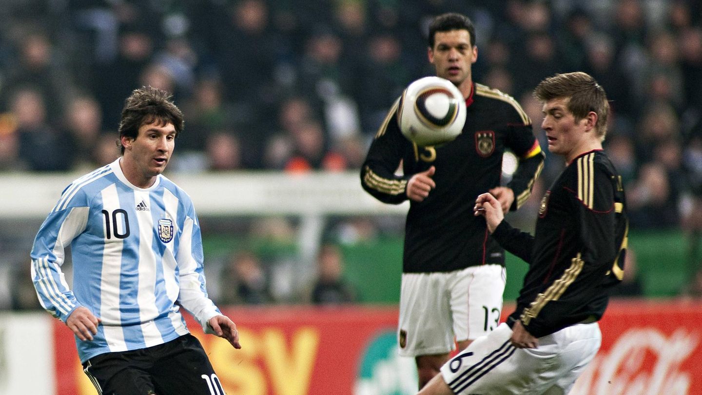 Schnell folgt die erste Berufung in die Nationalelf. Im März 2010 feiert Kroos sein Länderspiel-Debüt im Testspiel gegen Argentinien in München, wo er gegen den noch sehr jungen Lionel Messi spielt.