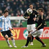 Schnell folgt die erste Berufung in die Nationalelf. Im März 2010 feiert Kroos sein Länderspiel-Debüt im Testspiel gegen Argentinien in München, wo er gegen den noch sehr jungen Lionel Messi spielt.